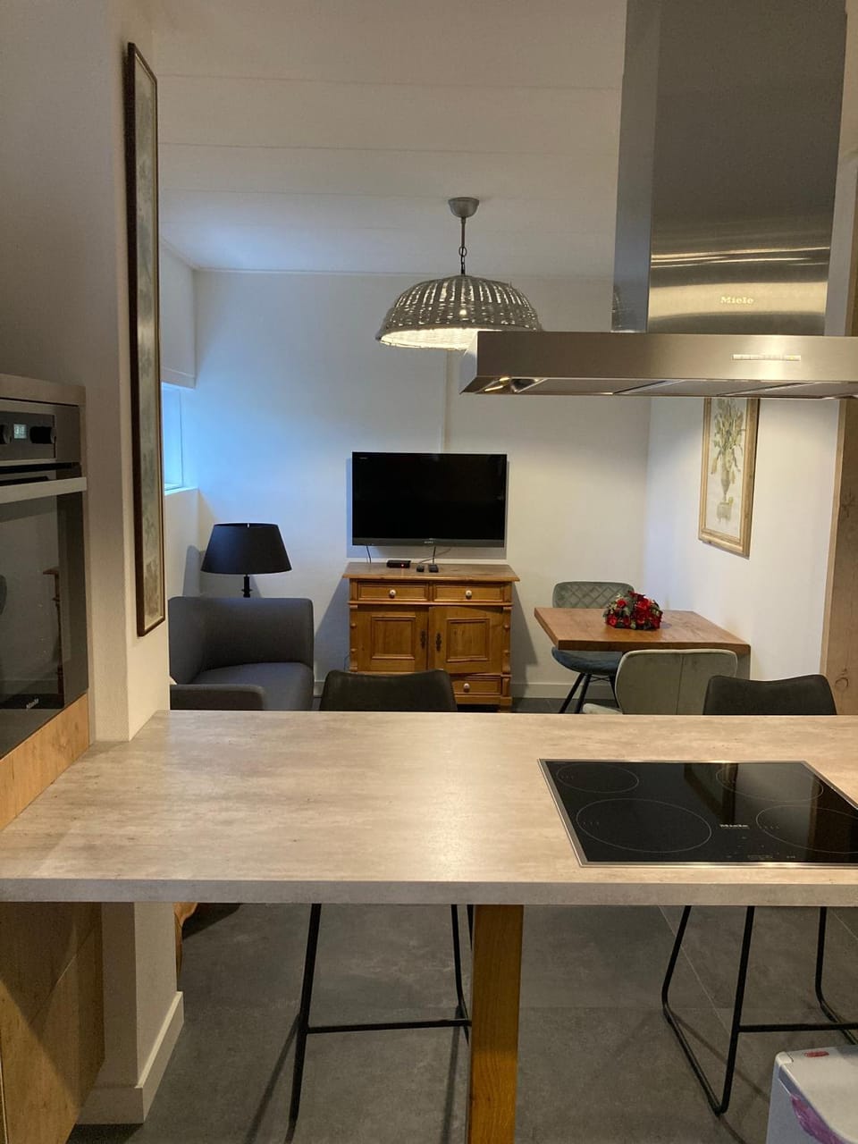 TV and multimedia, Living room, Seating area, Dining area