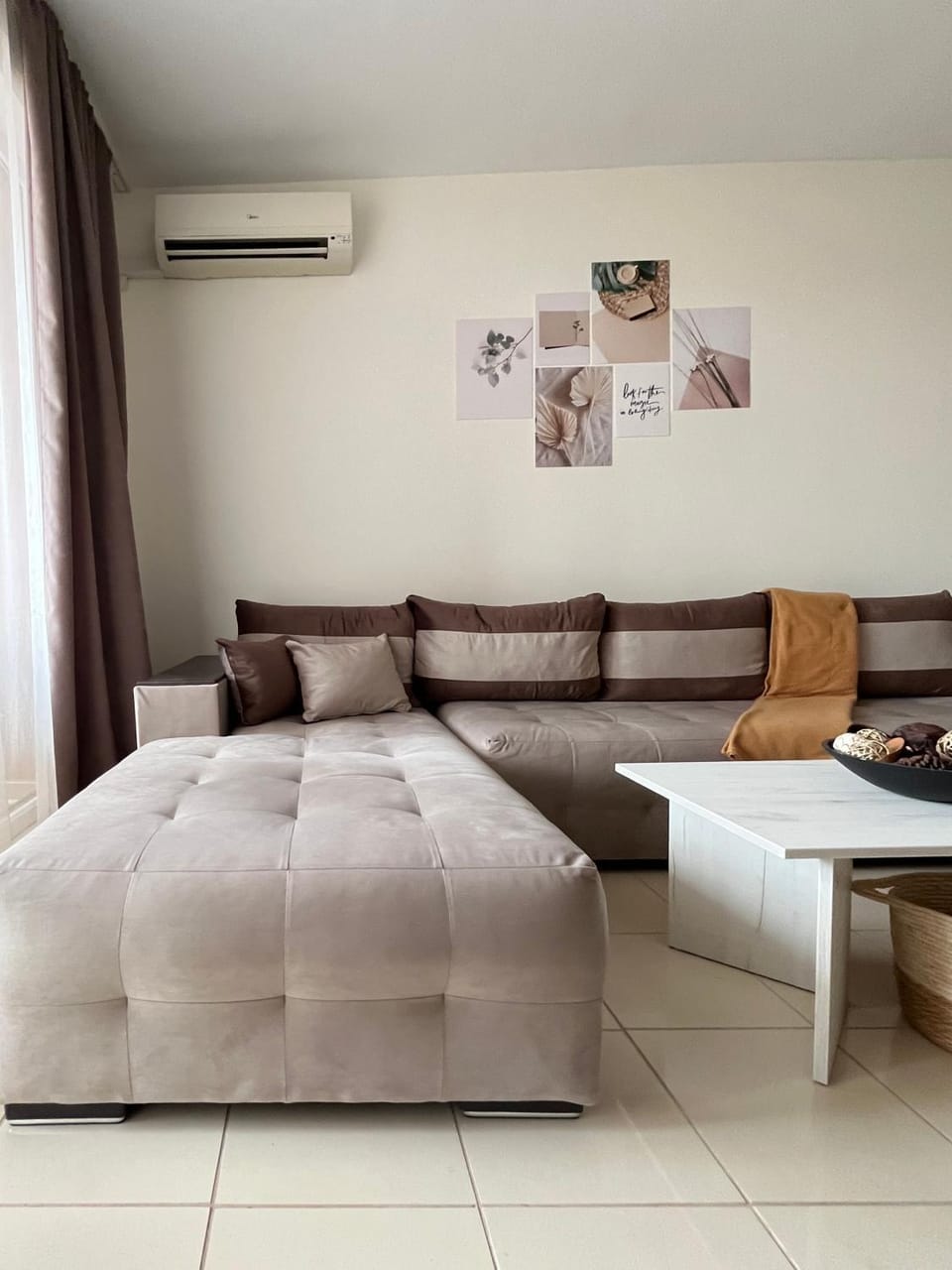 Bed, Living room, Photo of the whole room, Seating area, air conditioner