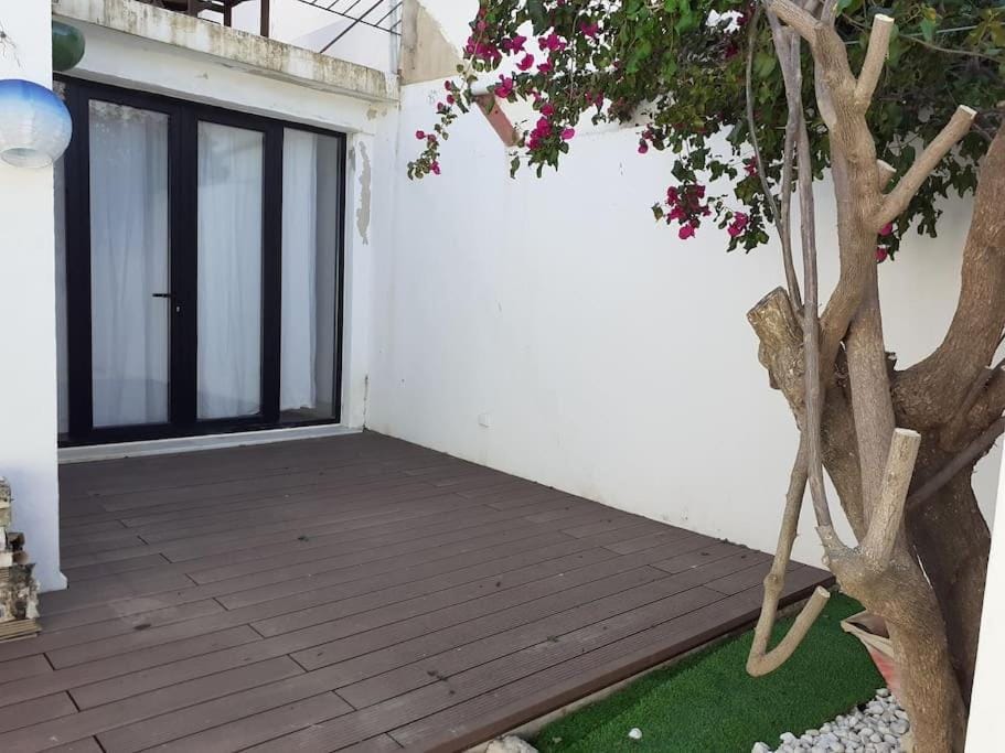 Bright and calm house with patio. House in Faro District