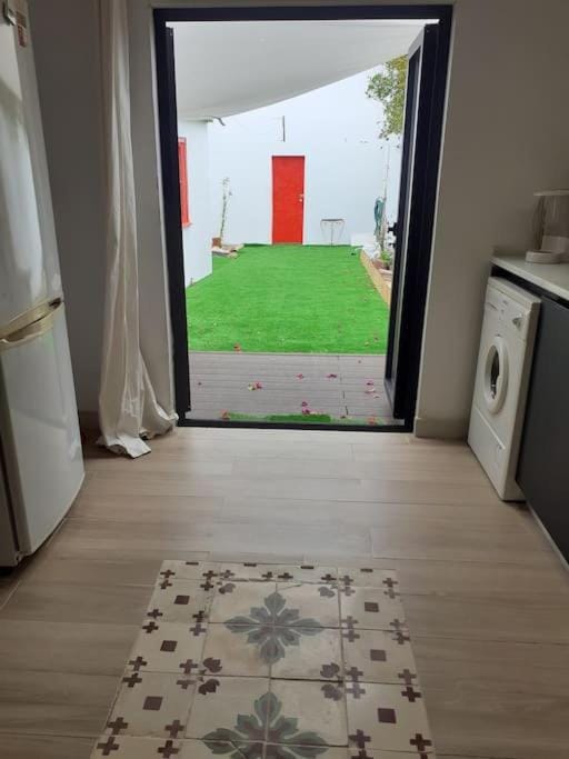 Bright and calm house with patio. House in Faro District