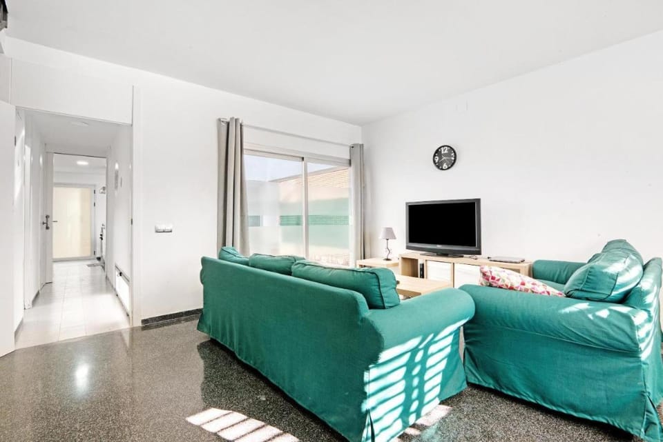 Communal lounge/ TV room, TV and multimedia, Living room, Seating area, Evening entertainment