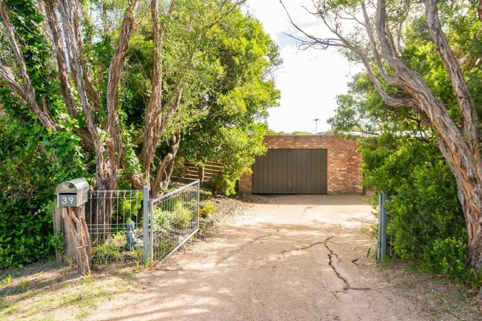 Beach cottage, 4 mins to sea with spacious garden House in Melbourne