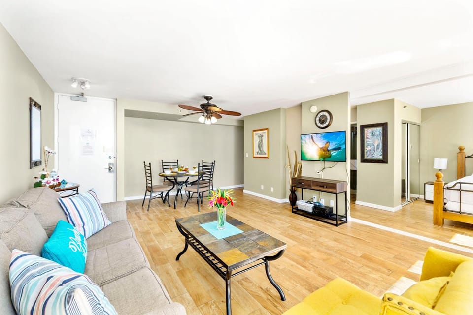 Communal lounge/ TV room, TV and multimedia, Living room, Seating area, Dining area, Evening entertainment