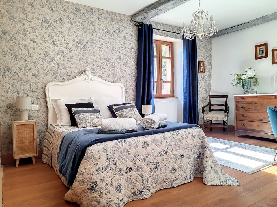 Bed, Photo of the whole room, Bedroom