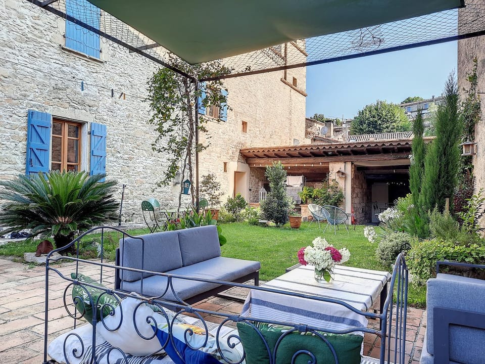Property building, Patio, Spring, Day, Garden, Garden view