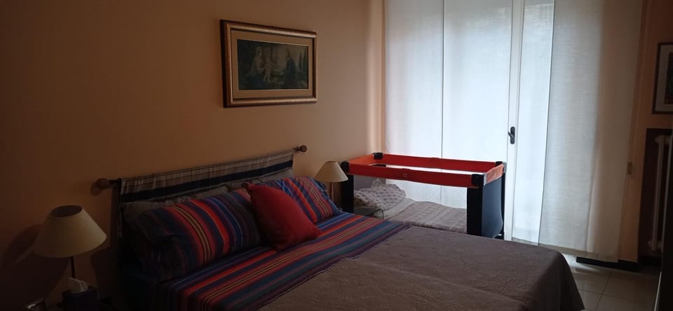 Bedroom, cot