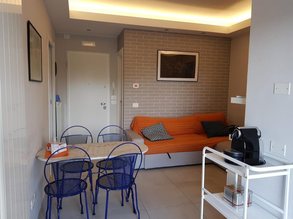 TV and multimedia, Kitchen or kitchenette, Living room, Seating area, Dining area