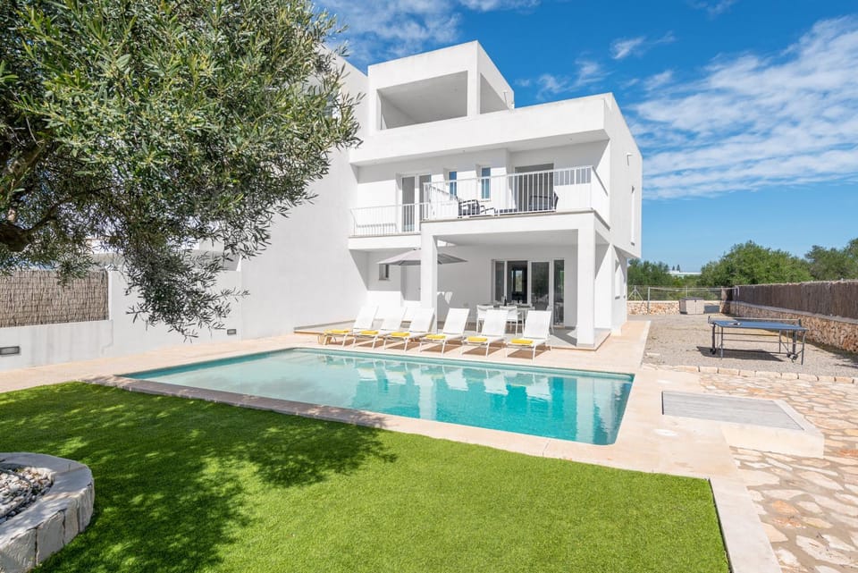 Property building, Patio, Day, Garden, Garden view, Pool view, Swimming pool, sunbed