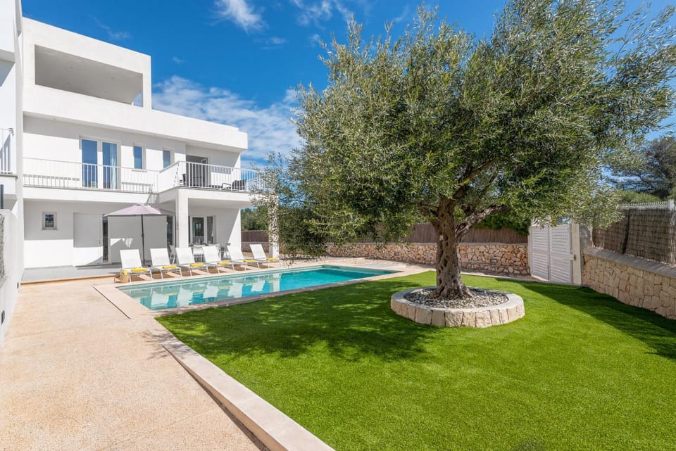 Property building, Patio, Day, Garden, Garden view, Swimming pool, sunbed