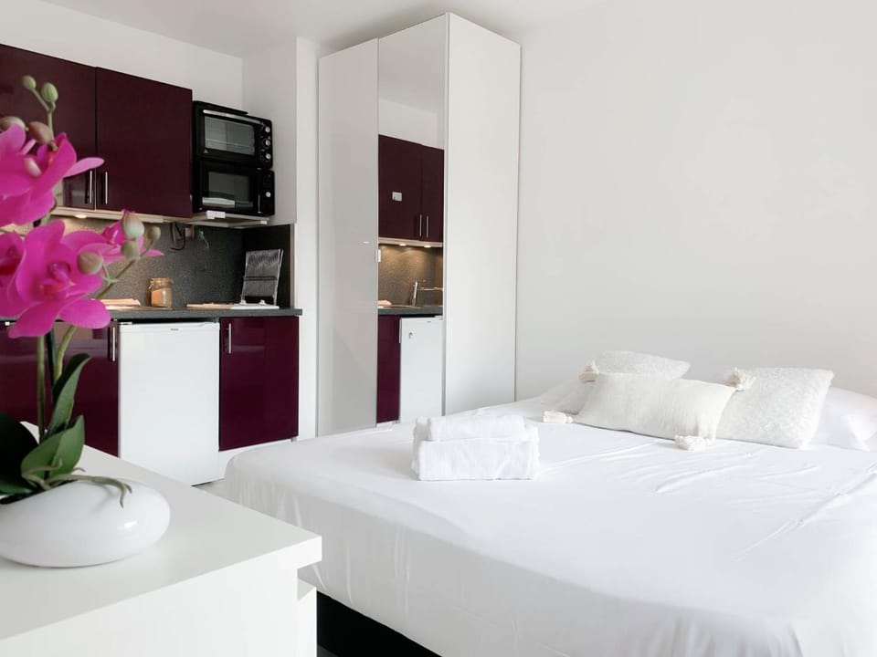 Bed, Kitchen or kitchenette, Photo of the whole room, Bedroom, minibar