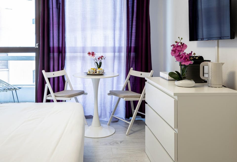 Bed, TV and multimedia, Photo of the whole room, Dining area, Bedroom