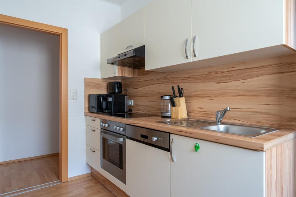Coffee/tea facilities, Kitchen or kitchenette, dishwasher, oven, pet friendly, stove