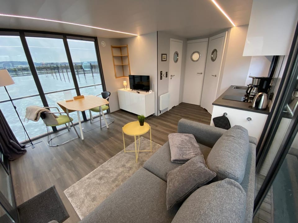 Hausboot Fjord Serina mit Biosauna in Schleswig Docked boat in Schleswig