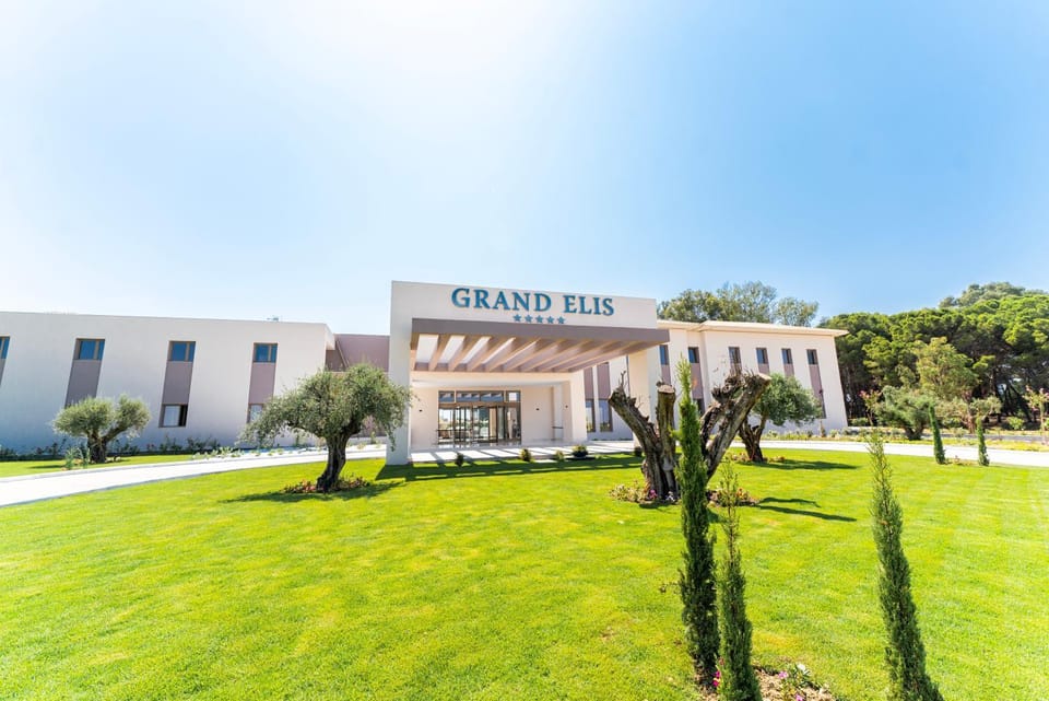 Property building, Patio, Restaurant/places to eat, Spring, Off site, Day, Night, Natural landscape, Winter, Summer, Billiard, Billiard, Garden, Garden, Bathroom, Balcony/Terrace, Spa and wellness centre/facilities, Spa and wellness centre/facilities, Spa and wellness centre/facilities, Decorative detail, Decorative detail, Aqua park, Autumn, On site, Text overlay, Text overlay, Text overlay, Garden view, Garden view, Swimming pool, Breakfast, Seasons, Time of day, Location, Sunrise, Sunset, Certificate/Award, Certificate/Award, Certificate/Award, Public Bath, Public Bath, Public Bath, Inner courtyard view, Bath, Parking, ATM, heating, heating, wardrobe, elevator