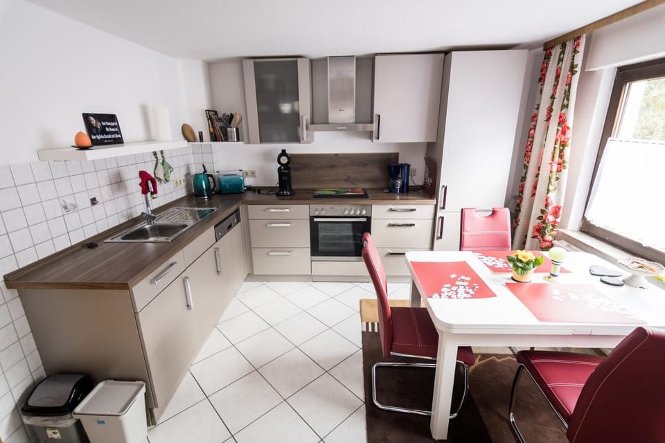 Kitchen or kitchenette, Dining area, dishwasher, oven, pet friendly, stove, toaster