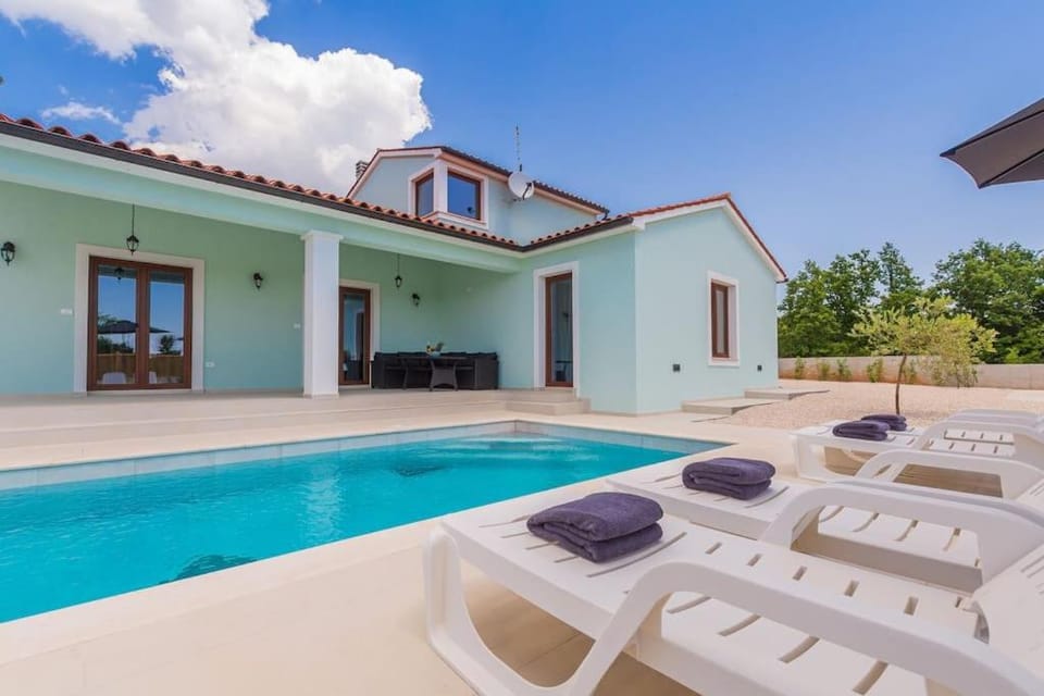 Villa St Vinzent with pool by Istrialux Villa in Istria County