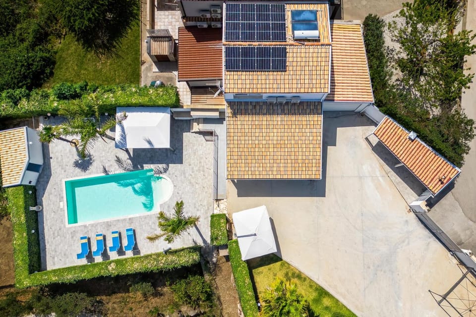 Property building, Day, Bird's eye view, Garden, Pool view, Swimming pool, sunbed