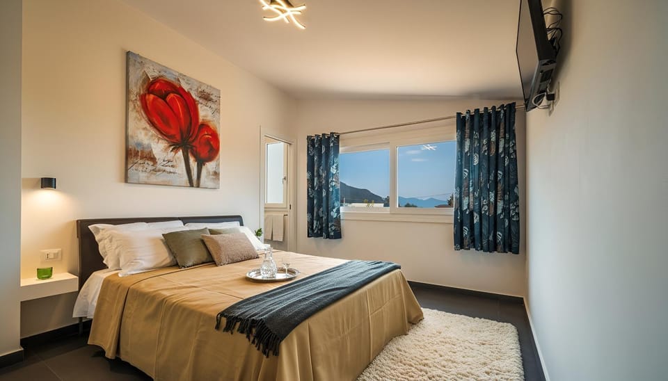 Bed, Natural landscape, Photo of the whole room, Bedroom