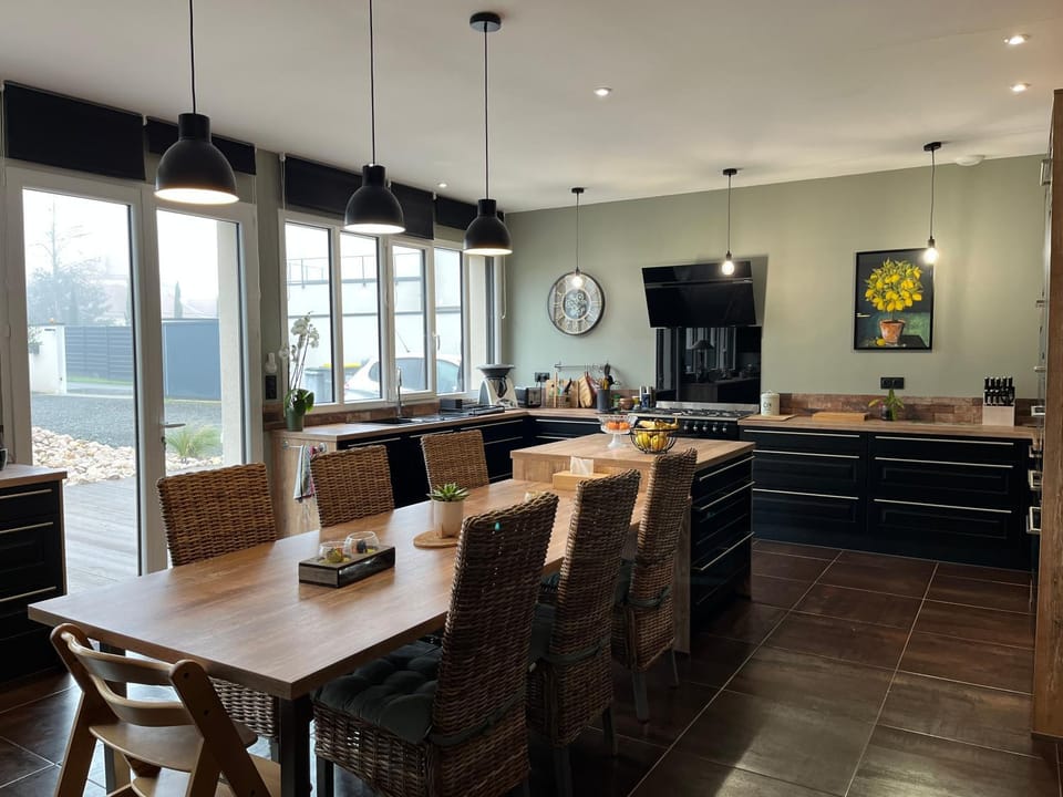 Kitchen or kitchenette, Dining area, minibar, pet friendly