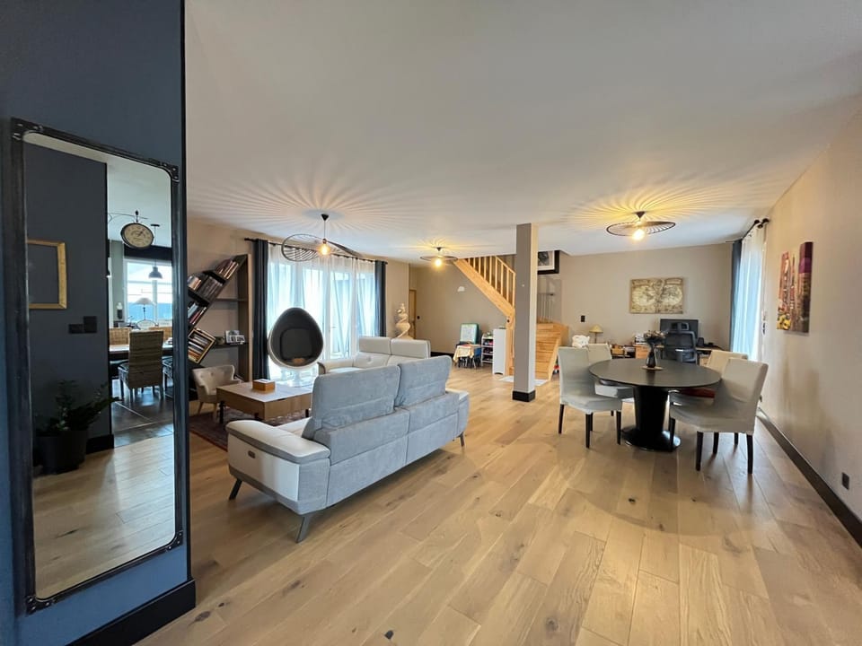 TV and multimedia, Living room, Seating area, Dining area