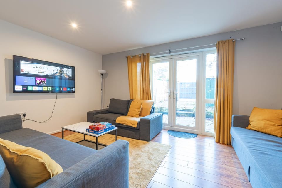 Communal lounge/ TV room, Living room, Seating area