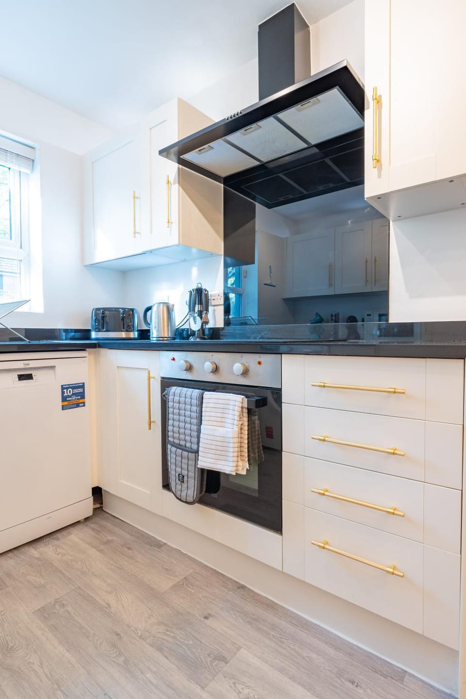 Kitchen or kitchenette, dishwasher, stove