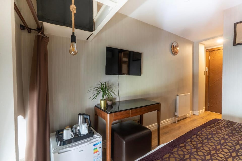 Bed, TV and multimedia, Photo of the whole room, Seating area, Bedroom