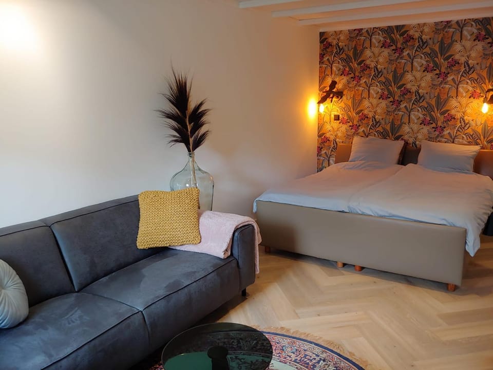 Bed, Photo of the whole room, Seating area