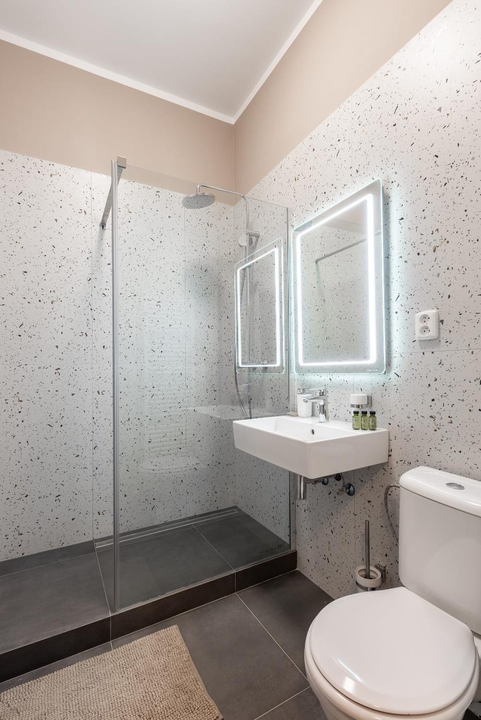 Shower, Toilet, Bathroom, towels