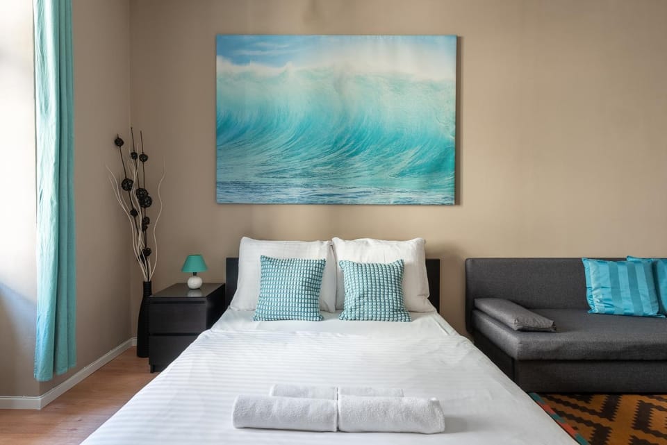 Bed, Seating area, Bedroom