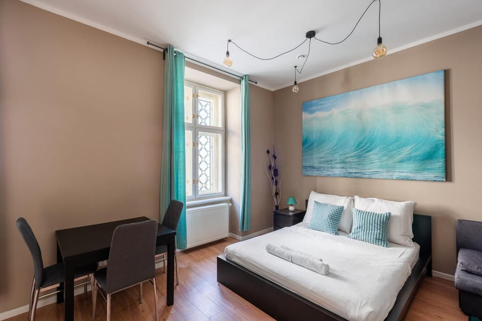 Bed, Seating area, Bedroom