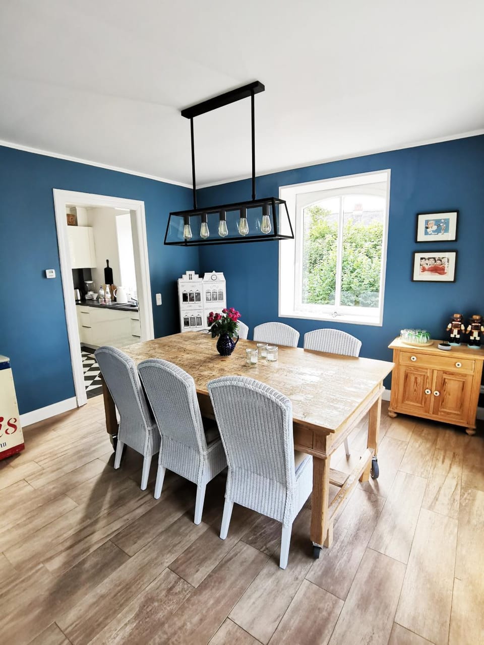 Seating area, Dining area