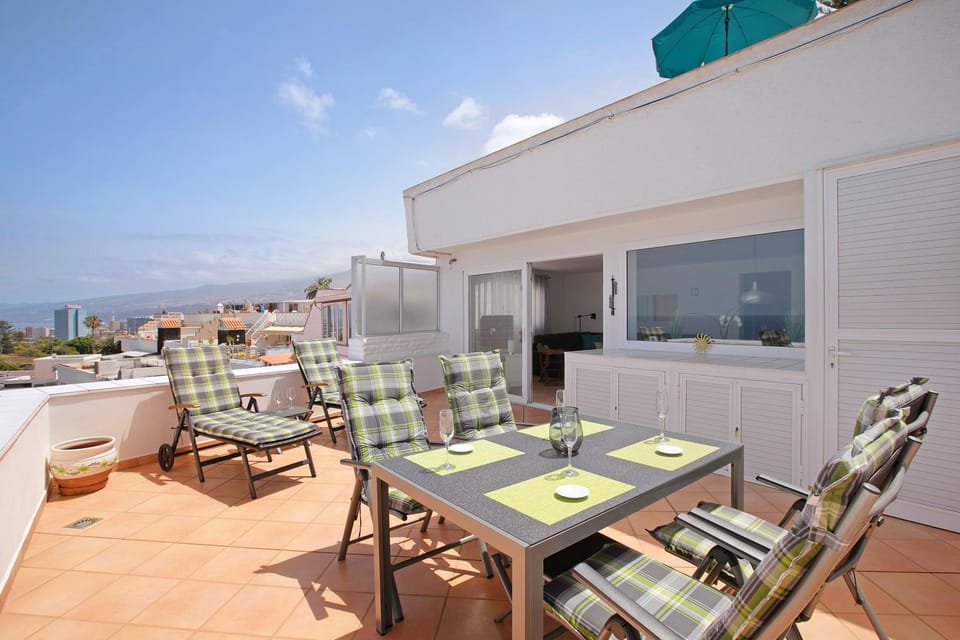 Property building, Balcony/Terrace, Living room