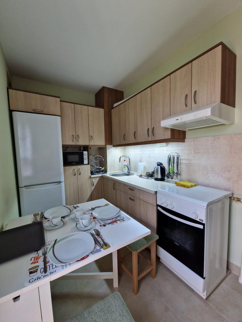 Coffee/tea facilities, Kitchen or kitchenette, Dining area, oven, stove, kitchen
