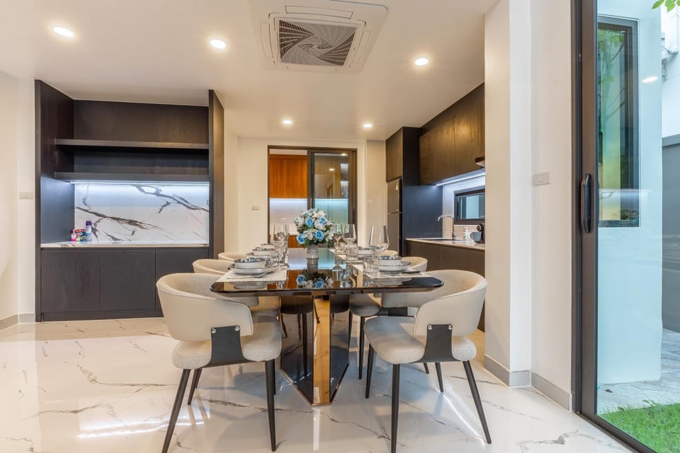 Kitchen or kitchenette, Dining area