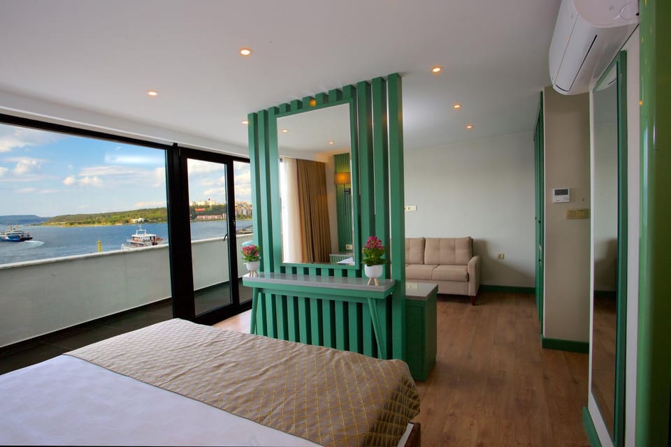 Bed, Natural landscape, View (from property/room), Balcony/Terrace, Living room, Photo of the whole room, Seating area, Bedroom, Lake view, River view, Sea view