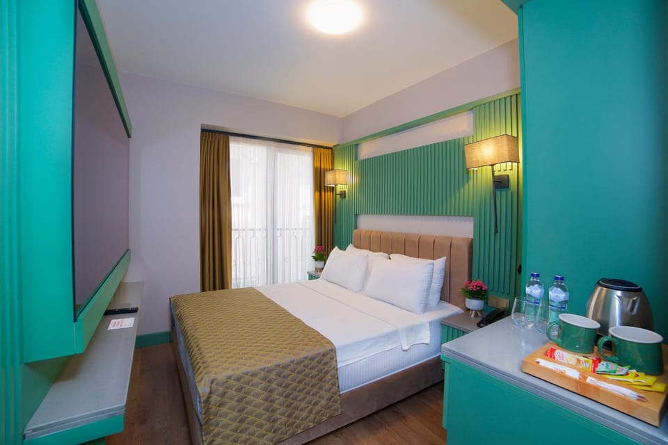Bed, Coffee/tea facilities, Kitchen or kitchenette, Food and drinks, Photo of the whole room, Bedroom, Food, towels