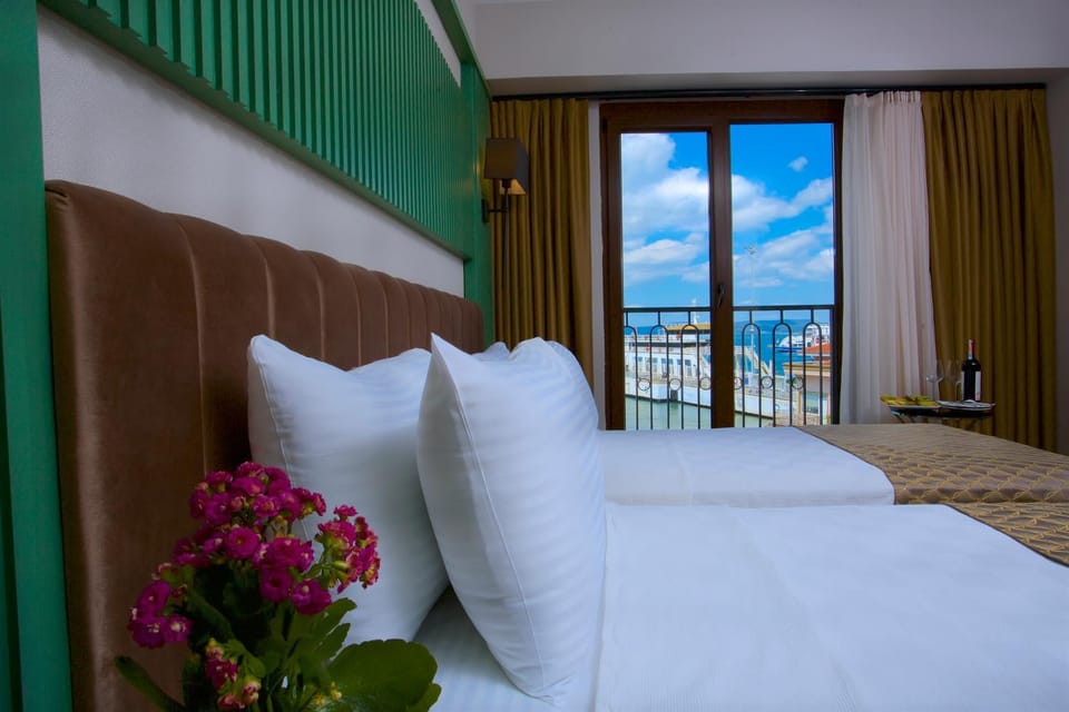 Bed, Natural landscape, View (from property/room), Balcony/Terrace, Photo of the whole room, Bedroom