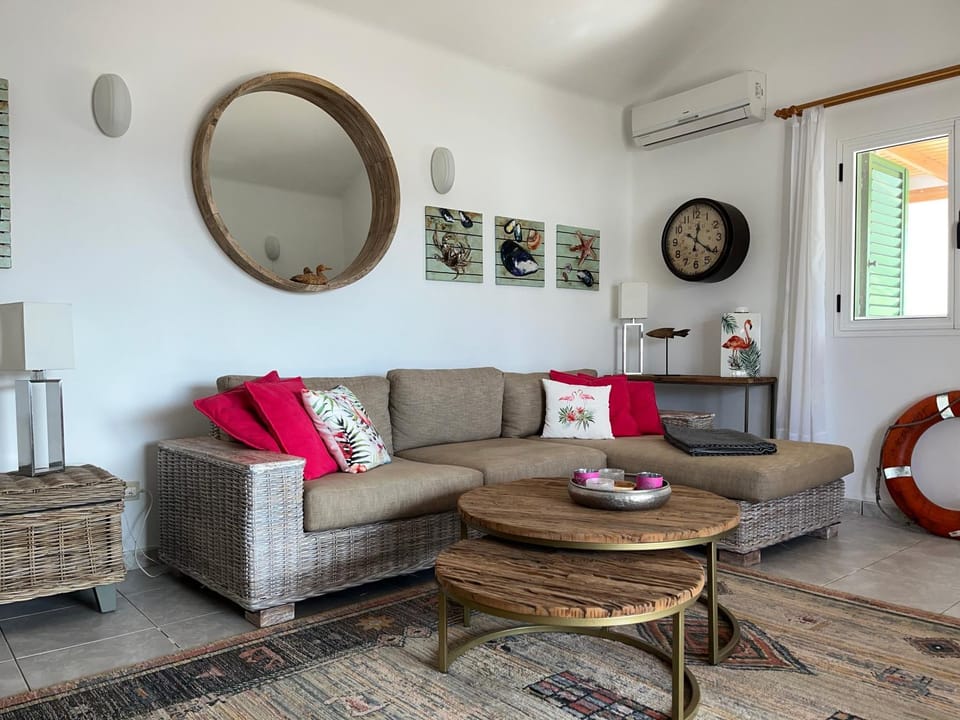 Living room, Seating area, air conditioner