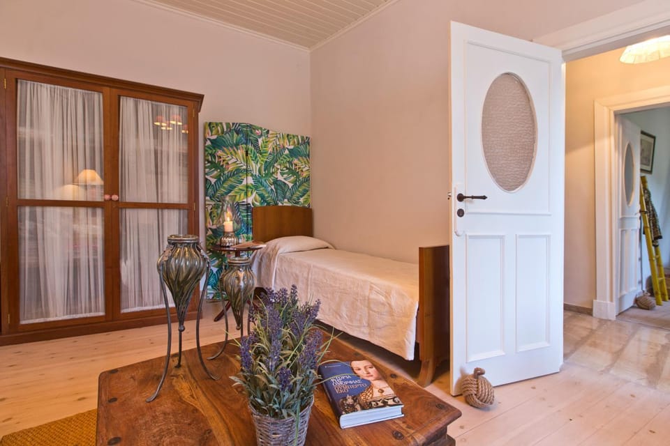 Bed, Living room