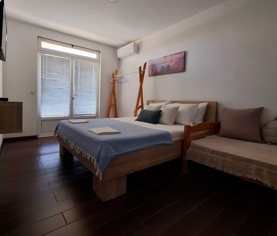 Bedroom, Street view