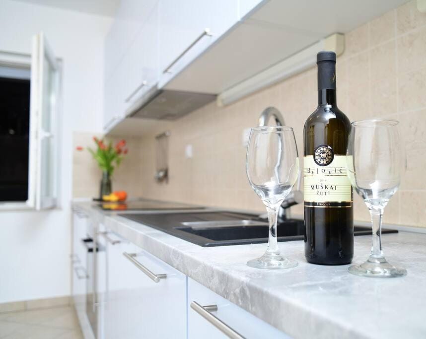 Kitchen or kitchenette, Drinks, stove