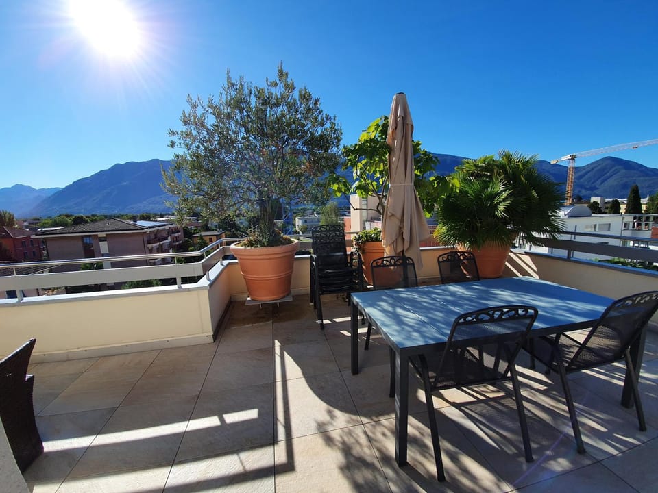 View (from property/room), Balcony/Terrace, Dining area