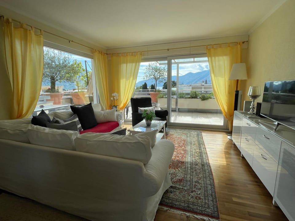 Communal lounge/ TV room, Natural landscape, Balcony/Terrace, Living room, Seating area, Lake view
