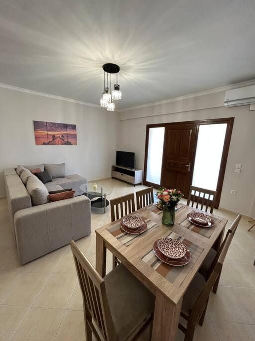 TV and multimedia, Living room, Seating area, Dining area