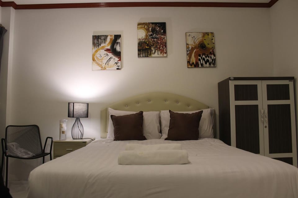 Photo of the whole room, Bedroom