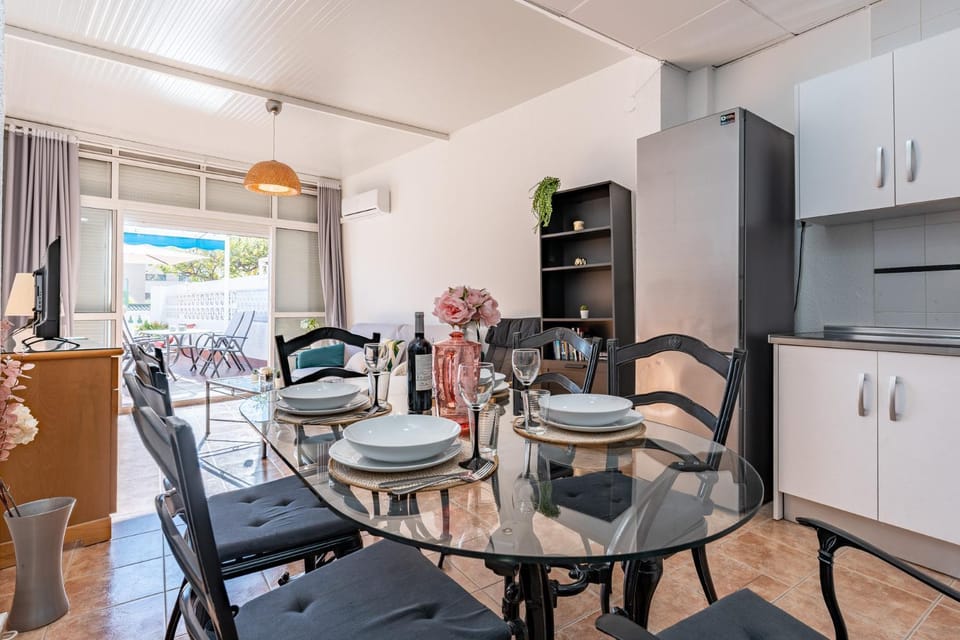 Kitchen or kitchenette, Living room, Dining area