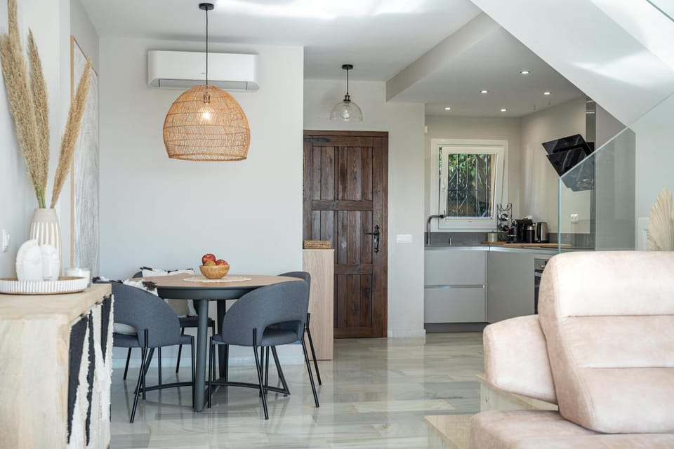 Kitchen or kitchenette, Living room, Seating area, Dining area