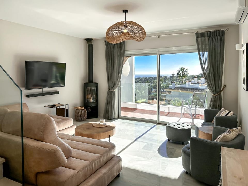 TV and multimedia, View (from property/room), Balcony/Terrace, Living room, Seating area