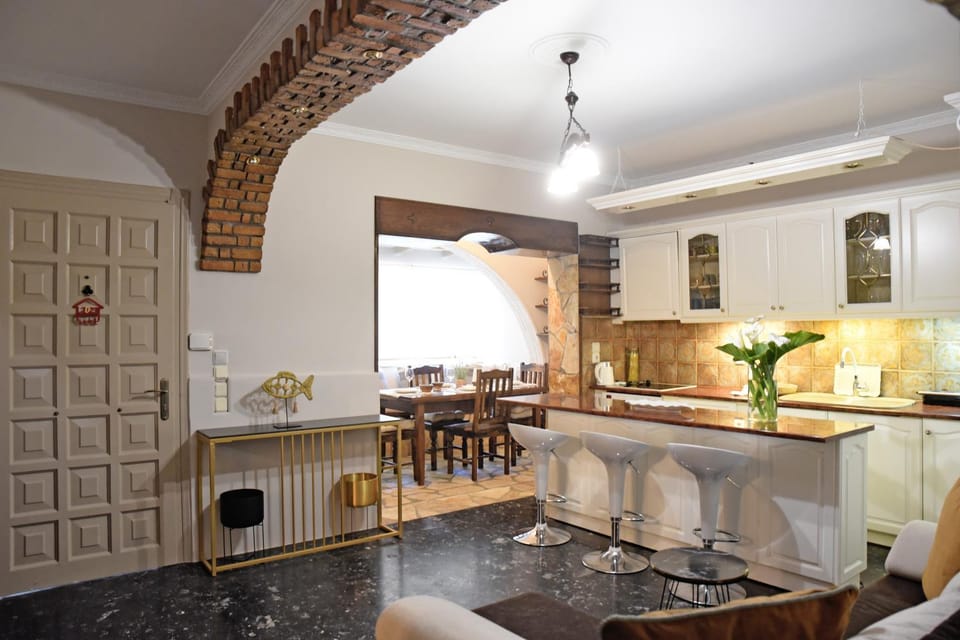 Kitchen or kitchenette, Seating area, Dining area